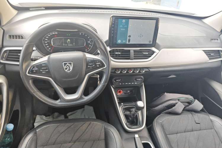 Used Baojun 510 2017 1.5L Manual Fashion Model Interior 2
