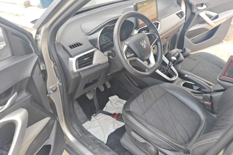 Used Baojun 510 2017 1.5L Manual Fashion Model Interior 3