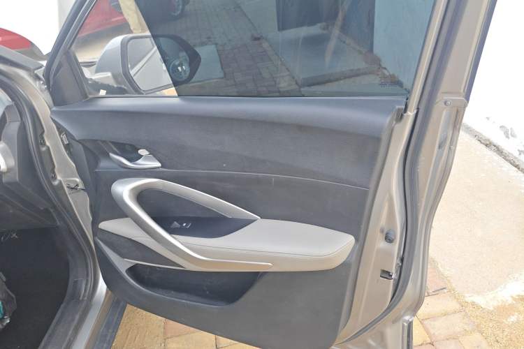 Used Baojun 510 2017 1.5L Manual Fashion Model Interior 5