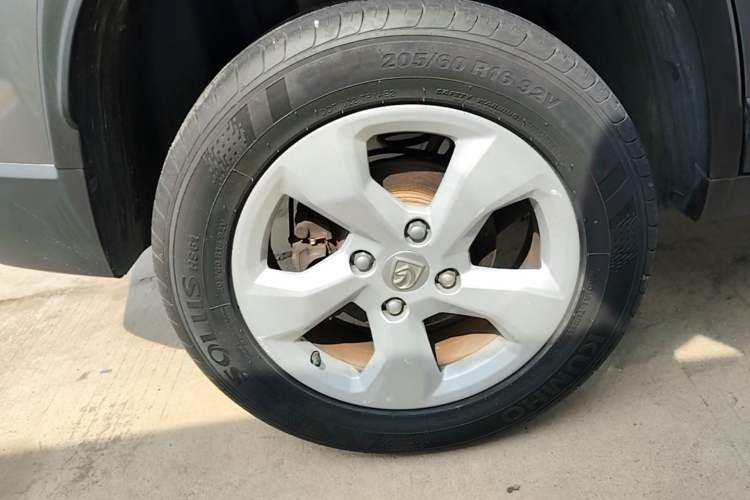 Used Baojun 510 2017 1.5L Automatic Fashion Model Right Rear Wheel Hub