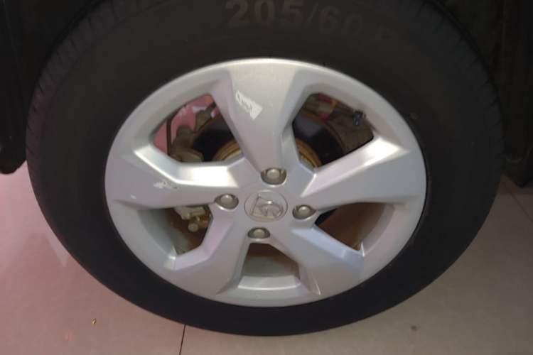 Used Baojun 510 2017 1.5L Automatic Fashion Model Right Rear Wheel Hub