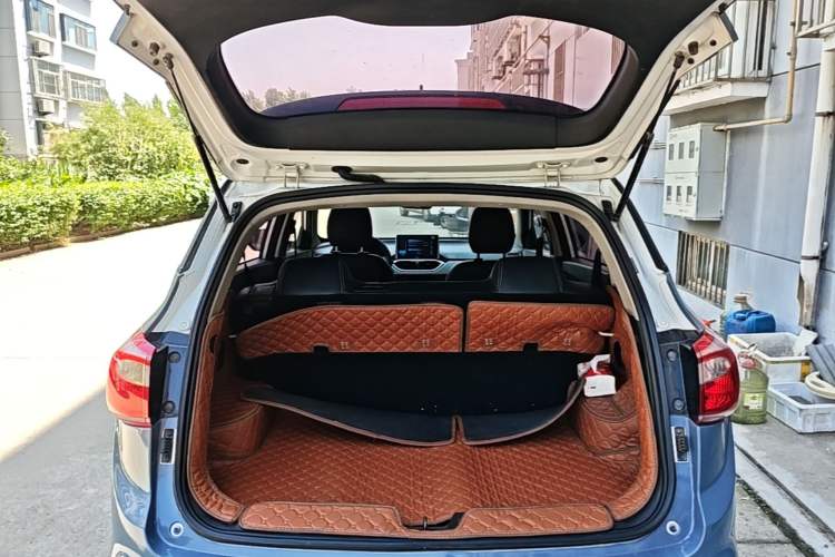 Used Baojun 510 2017 1.5L manual Comfort trim Trunk