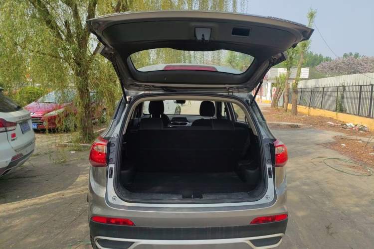 Used Baojun 510 2017 1.5L manual Comfort trim Trunk