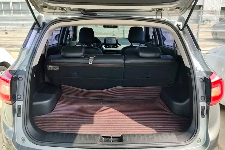 Used Baojun 510 2017 1.5L Automatic Fashion Model Trunk