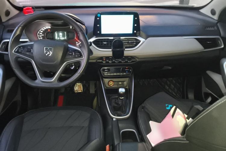 Used Baojun 510 2017 1.5L Manual Fashion Model Center Console
