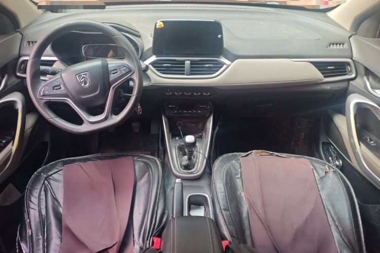 Used Baojun 510 2017 1.5L Manual Fashion Model Center Console