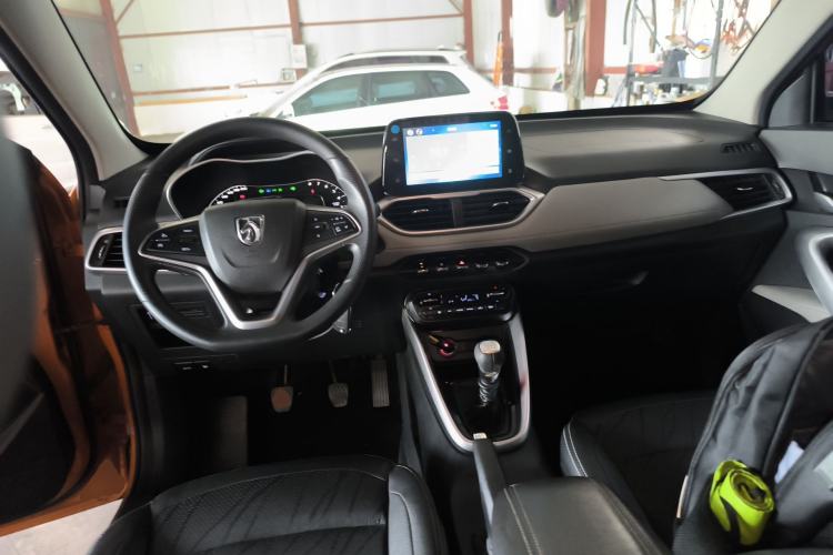 Used Baojun 510 2017 1.5L Manual Fashion Model Center Console