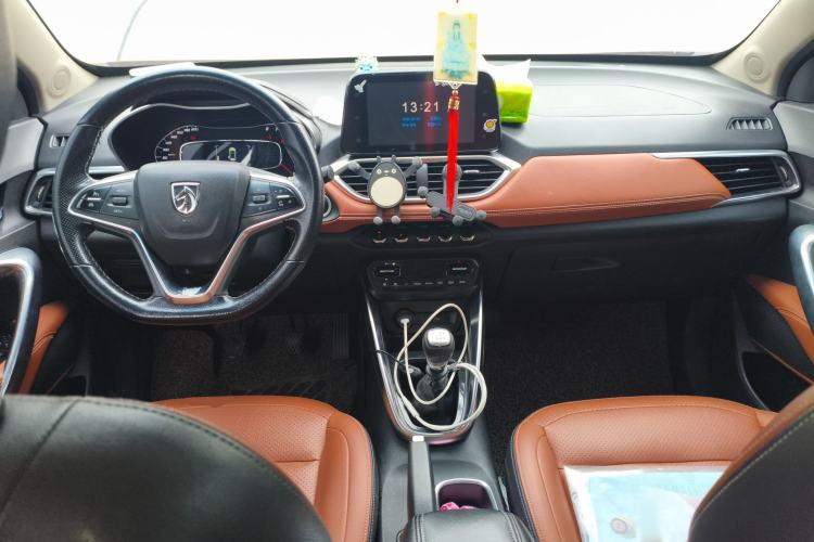 Used Baojun 510 2017 1.5L Manual Fashion Model Center Console