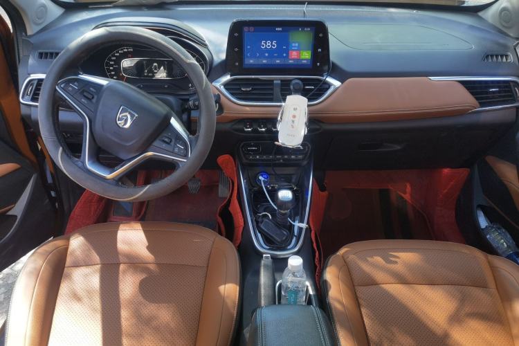Used Baojun 510 2017 1.5L Manual Luxury Model Center Console