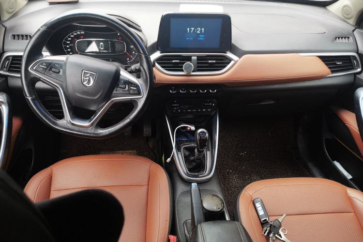 Used Baojun 510 2017 1.5L Manual Luxury Model Center Console