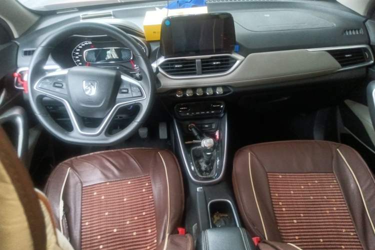 Used Baojun 510 2017 1.5L Manual Fashion Model Center Console