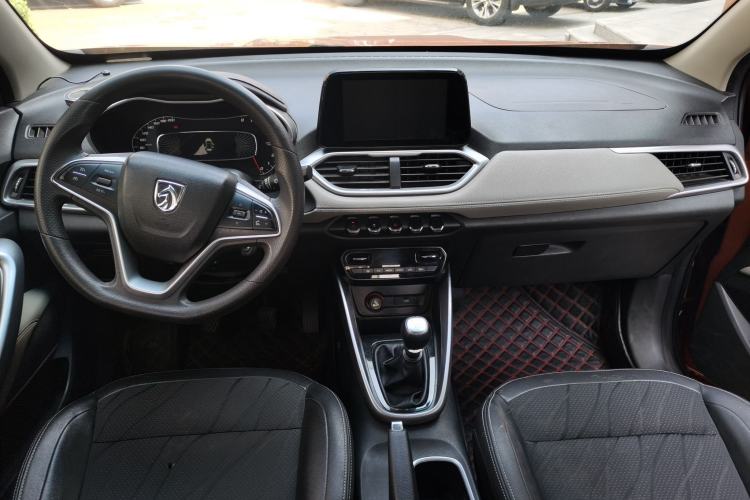 Used Baojun 510 2017 1.5L Manual Fashion Model Center Console