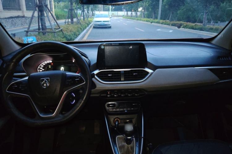 Used Baojun 510 2017 1.5L Manual Fashion Model Center Console