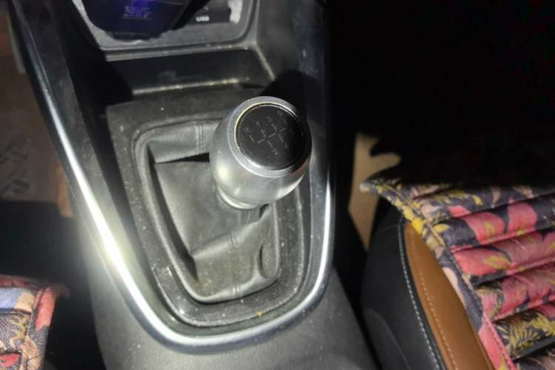 Used Baojun 510 2017 1.5L Manual Luxury Model Gear Lever