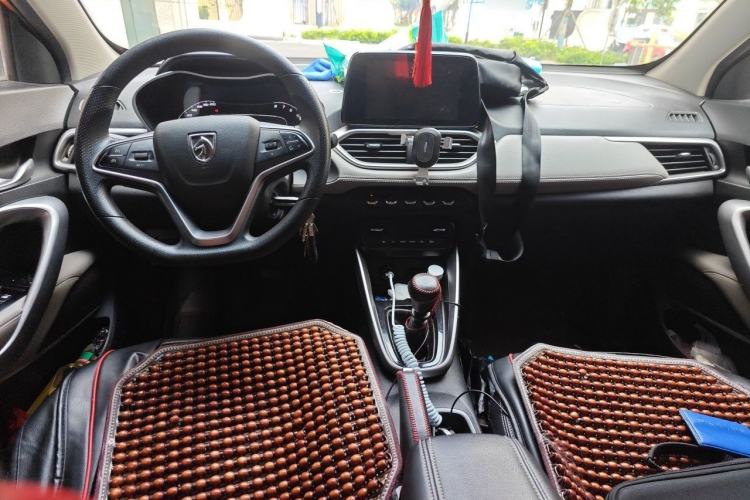 Used Baojun 510 2017 1.5L Manual Fashion Model Interior 2