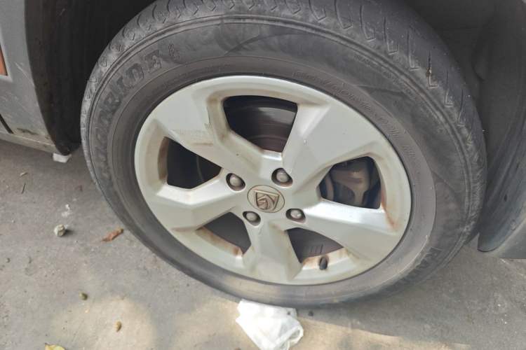 Used Baojun 510 2017 1.5L Automatic Fashion Model Right Front Wheel Hub
