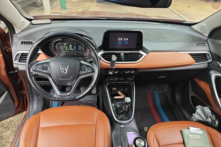 Used Baojun 510 2017 1.5L Manual Luxury Model Center Console
