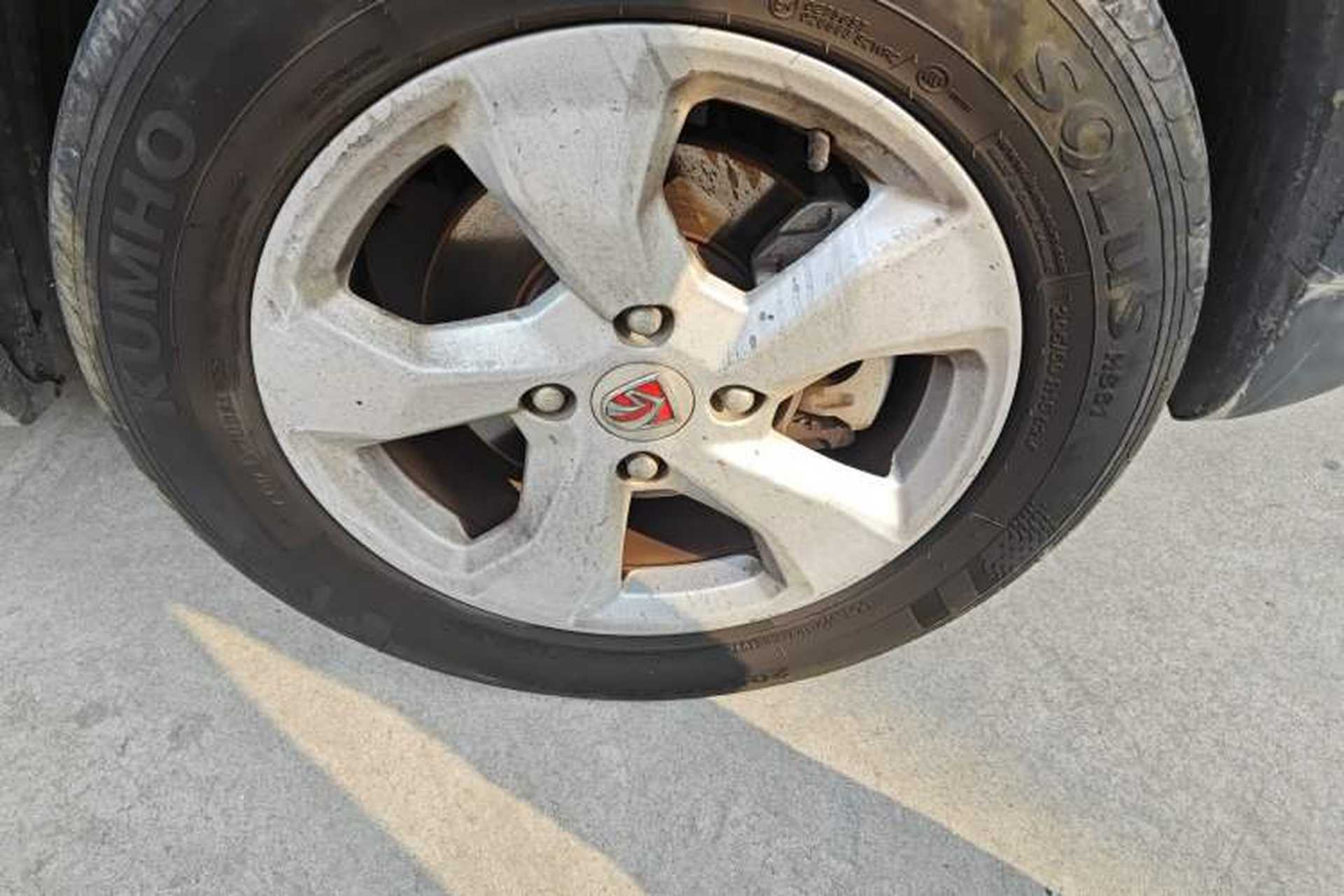 Used Baojun 510 2017 1.5L Automatic Fashion Model Right Front Wheel Hub