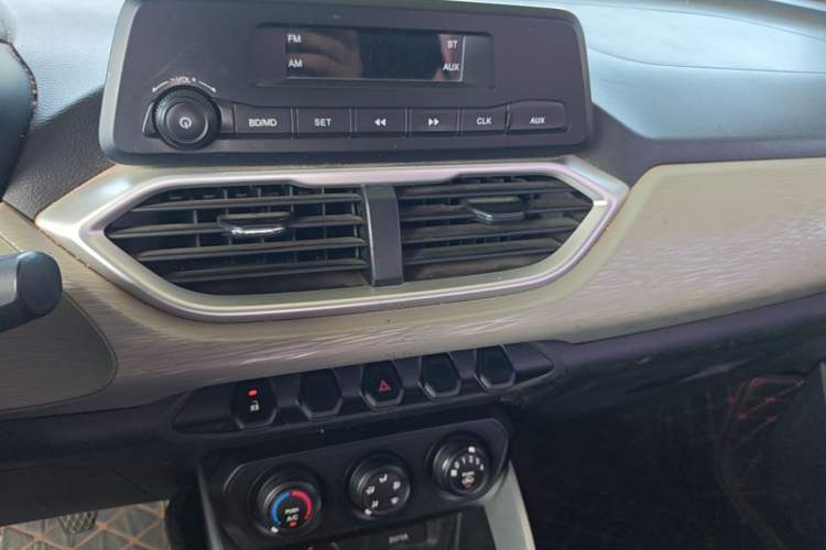 Used Baojun 510 2017 1.5L manual Comfort trim Audio And AC Panel