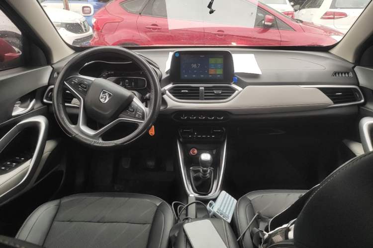 Used Baojun 510 2017 1.5L Manual Fashion Model Center Console