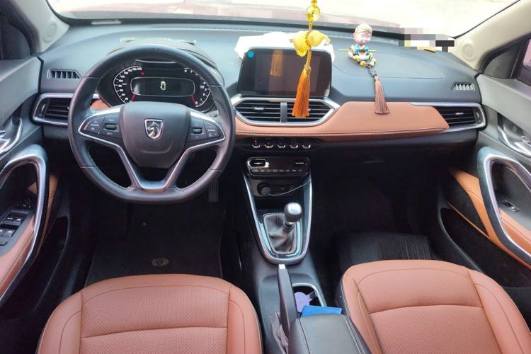 Used Baojun 510 2017 1.5L Manual Luxury Model Center Console
