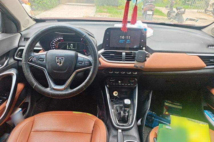 Used Baojun 510 2017 1.5L Manual Luxury Model Center Console