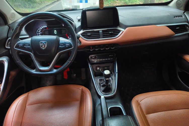 Used Baojun 510 2017 1.5L Manual Luxury Model Center Console