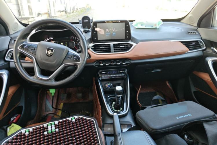 Used Baojun 510 2017 1.5L Manual Luxury Model Center Console