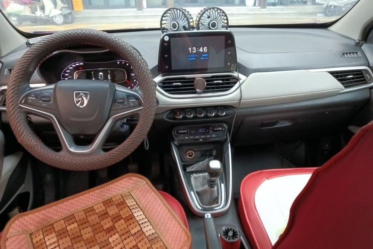 Used Baojun 510 2017 1.5L Manual Fashion Model Center Console