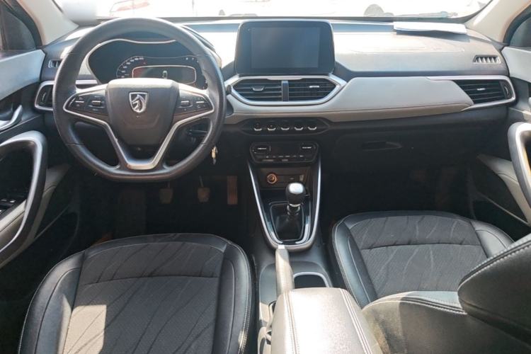 Used Baojun 510 2017 1.5L Manual Fashion Model Center Console