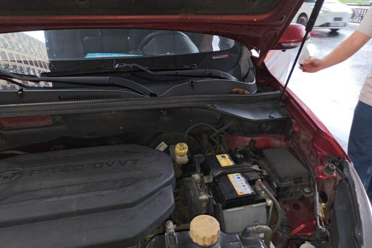 Used Baojun 510 2017 1.5L Automatic Fashion Model Engine Bay Left