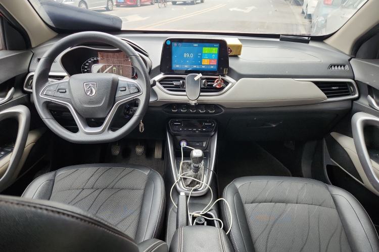 Used Baojun 510 2017 1.5L Manual Fashion Model Interior 2