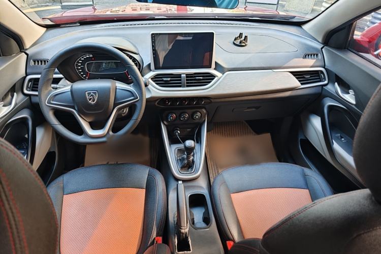 Used Baojun 510 2017 1.5L manual Comfort trim Interior 4