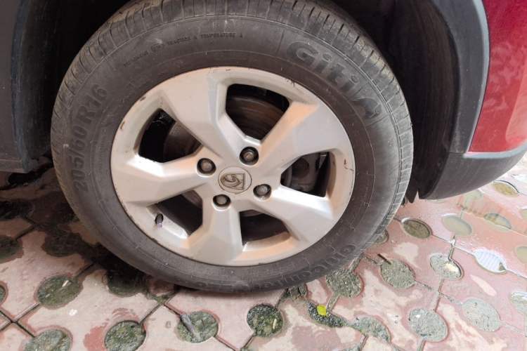 Used Baojun 510 2017 1.5L Automatic Fashion Model Right Front Wheel Hub