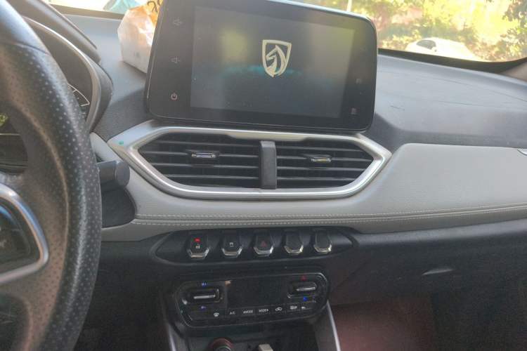 Used Baojun 510 2017 1.5L Manual Fashion Model Audio And AC Panel