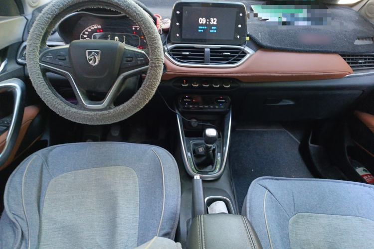 Used Baojun 510 2017 1.5L Manual Luxury Model Center Console
