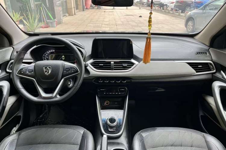 Used Baojun 510 2017 1.5L Automatic Fashion Model Center Console