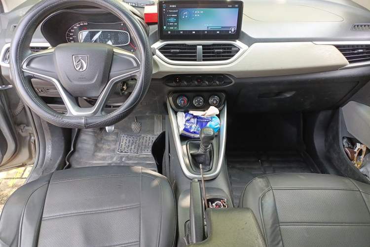 Used Baojun 510 2017 1.5L manual Comfort trim Center Console