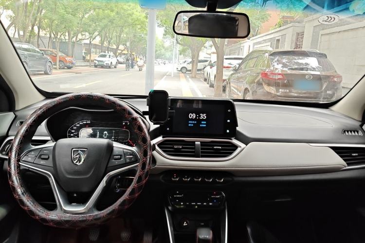 Used Baojun 510 2017 1.5L Manual Fashion Model Center Console