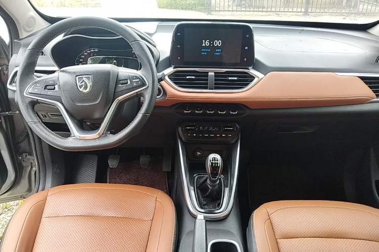 Used Baojun 510 2017 1.5L Manual Luxury Model Center Console