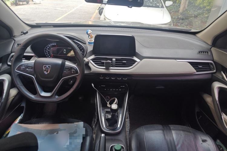 Used Baojun 510 2017 1.5L Manual Fashion Model Center Console