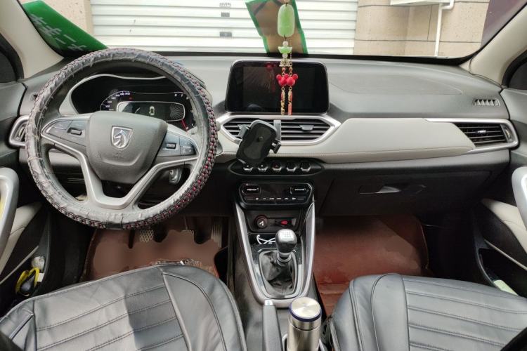 Used Baojun 510 2017 1.5L Manual Fashion Model Center Console