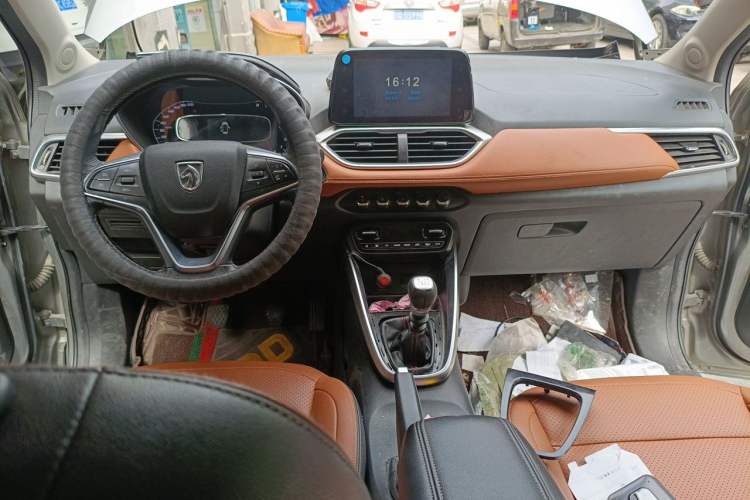 Used Baojun 510 2017 1.5L Manual Luxury Model Center Console
