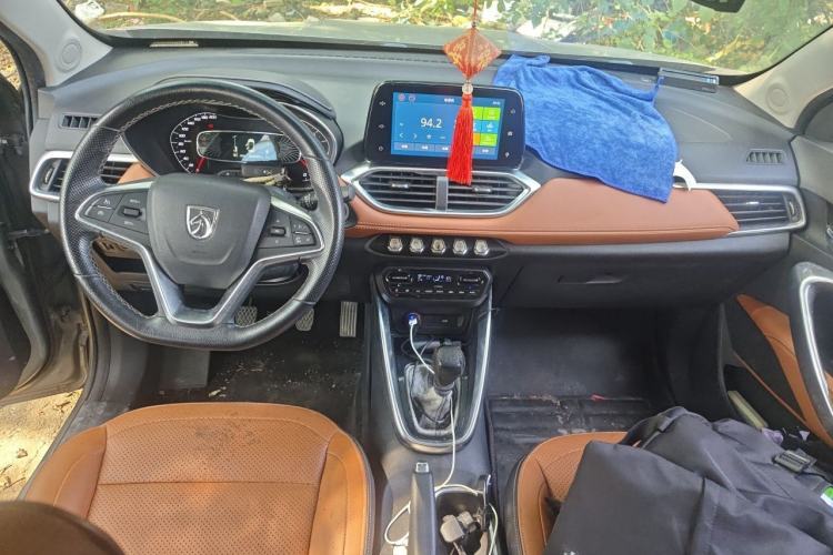 Used Baojun 510 2017 1.5L Manual Luxury Model Center Console