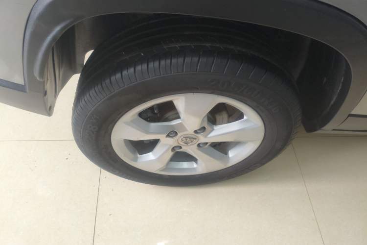 Used Baojun 510 2017 1.5L Automatic Fashion Model Right Rear Wheel Hub