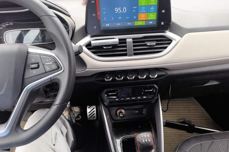 Used Baojun 510 2017 1.5L Manual Fashion Model Audio And AC Panel