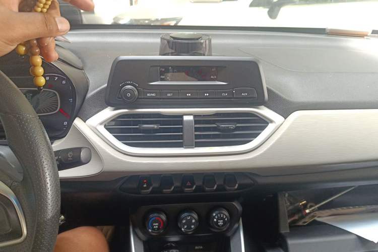 Used Baojun 510 2017 1.5L manual Comfort trim Audio And AC Panel