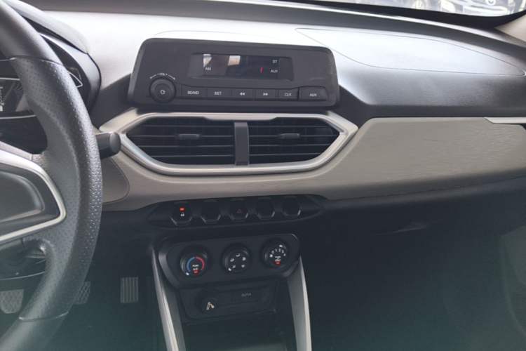 Used Baojun 510 2017 1.5L manual Comfort trim Audio And AC Panel