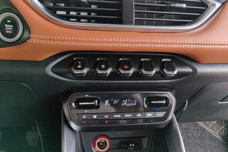 Used Baojun 510 2017 1.5L Manual Luxury Model Audio And AC Panel