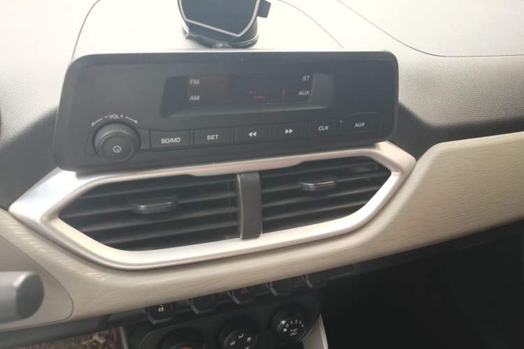 Used Baojun 510 2017 1.5L manual Comfort trim Audio And AC Panel
